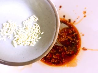 4、酸辣米线,倒入鸡精