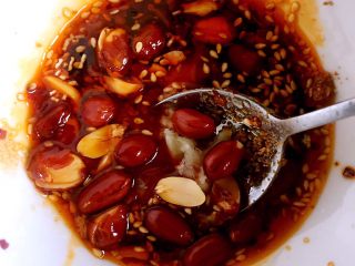 6、酸辣米线,放入油炸花生米