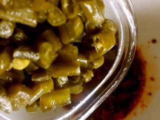 7、酸辣米线,放入酸豆角粒