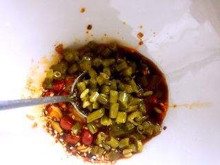 8、酸辣米线,拌匀