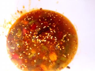 9、酸辣米线,倒入一勺煮米粉的汤或开水调匀