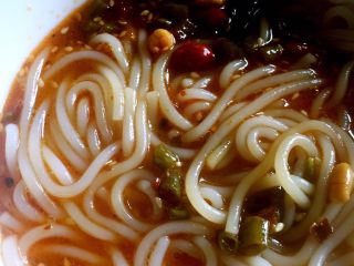 11、酸辣米线,继续添些汤