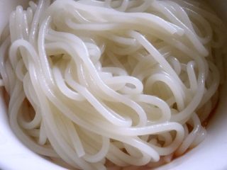 10、酸辣米线,米线煮好捞出装入有调料的碗里