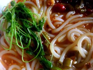 12、酸辣米线,放入青菜（青菜在煮米粉的时候放进去烫一下捞出）