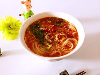 13、酸辣米线,红艳艳的有食欲吧