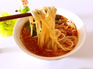 15、酸辣米线,吸溜吸溜一碗热辣辣的米线下肚了????