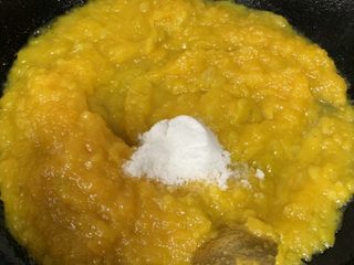 2、南瓜酥饼,南瓜泥放油加糖炒