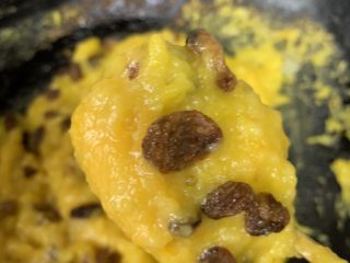 4、南瓜酥饼,放葡萄干