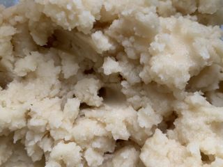 6、南瓜酥饼,油酥 油加热倒入面粉搅拌均匀 油酥完成