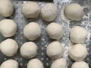 7、南瓜酥饼,分16份 揉圆