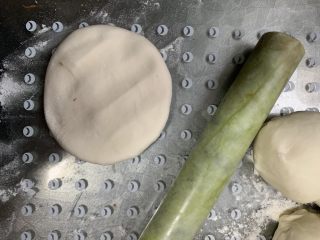 9、南瓜酥饼,擀成面皮