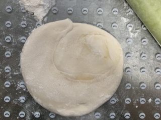 13、南瓜酥饼,擀圆包入南瓜馅(忘记照相)