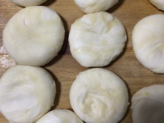 14、南瓜酥饼,用手拍平