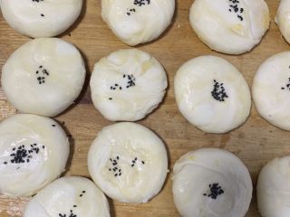 16、南瓜酥饼,放黑芝麻