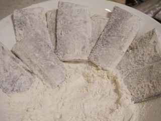 2、红烧带鱼????,腌好的带鱼，一定用厨房用纸吸掉带鱼段表面的水，別小看这一步，湿漉漉的带鱼段沾面粉，不仅需要太多面糊，炸的时候还弄的油特别脏，炸出来还难看。