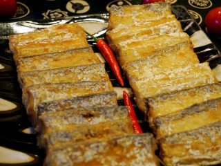 5、红烧带鱼????,所有鱼段炸好，盛出备用。