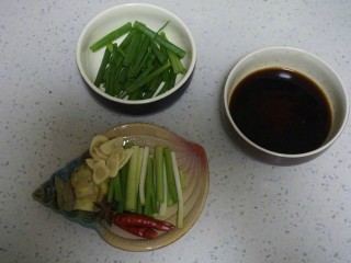 6、红烧带鱼????,准备好葱段姜片蒜瓣。