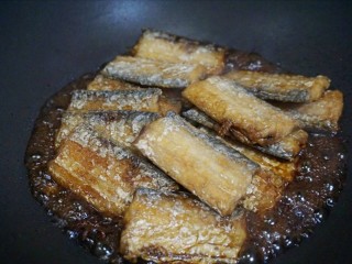 9、红烧带鱼????,放入带鱼段，倒入调味汁。