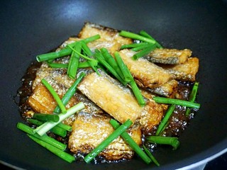 10、红烧带鱼????,倒入没过带鱼的开水，放入葱绿，爱吃辣椒的放入几个辣椒。