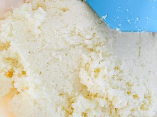 8、椰蓉面包,黄油、牛奶、鸡蛋、糖搅拌均匀，倒入椰蓉搅拌