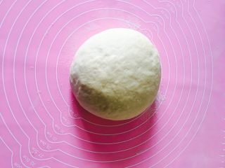 10、椰蓉面包,取出揉光面