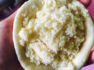 14、椰蓉面包,取一些拌好的椰蓉