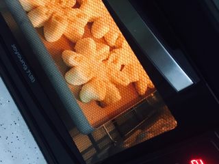 27、椰蓉面包,放入预热好的烤箱最下层180度30分钟