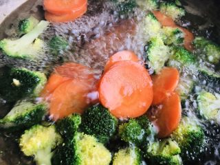 11、肥牛饭,煮开水焯胡萝卜和西兰花,加2勺盐,变软捞出