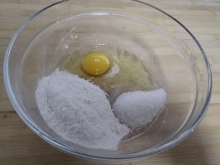 4、香蕉软饼,加入面粉，鸡蛋，白糖，牛奶