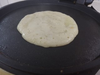7、香蕉软饼,待圆饼表面起小泡，即可翻面