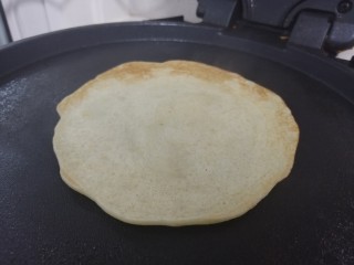 8、香蕉软饼,两面呈现斑点即可盛出