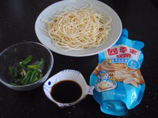 1、花生酱葱油拌面,准备好所有材料