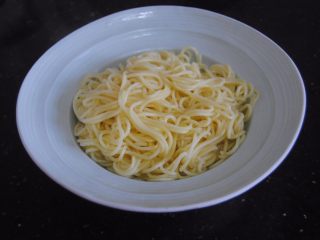 4、花生酱葱油拌面,捞出过一下凉开水备用