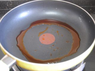 5、花生酱葱油拌面,热锅内倒入适量的辣椒油或者花生油