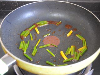 6、花生酱葱油拌面,放入葱花，小火慢慢煸香