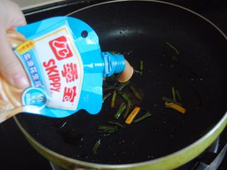 7、花生酱葱油拌面,挤入花生酱