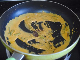 8、花生酱葱油拌面,用铲子拌匀，保持小火