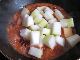 9、猪肉炖冬瓜粉条,放入冬瓜继续中火慢炖