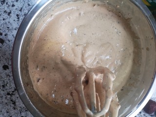 8、红枣糕（宝宝版）,打发至体积增加一倍，此时烤箱调到上下180℃烘烤预热5分钟