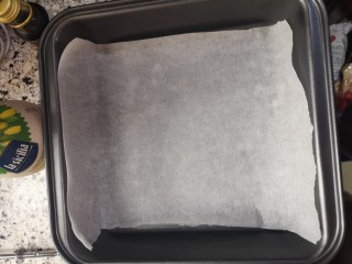 12、红枣糕（宝宝版）,准备一个8寸的模具铺上硅油纸