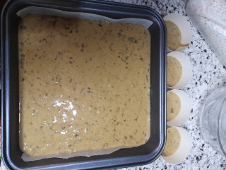 13、红枣糕（宝宝版）,放入准备好的8寸模具和蛋糕纸中，注意不要放太多料，大概是模具的三分之二深度就可以了