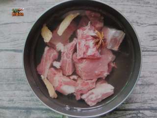 3、土豆烧排骨,清水加一勺陈醋，放入排骨，加入姜片、料酒、八角烧开焯一下去血水