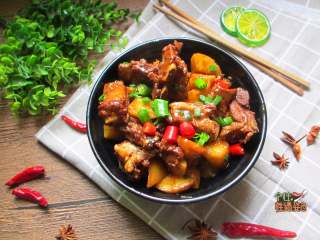 14、土豆烧排骨,每次吃完汤汁还可以泡着吃大碗饭饭，绝对的米饭杀手