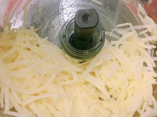 1、小魔土豆饼,用食物处理器切丝