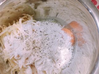 2、小魔土豆饼,加入面粉，鸡蛋，盐，黑胡椒