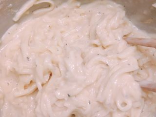 3、小魔土豆饼,搅拌均匀，不能太稀。