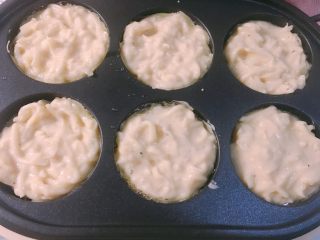 4、小魔土豆饼,烤盘预热刷油，铺上土豆饼，待一面金黄，再翻面。