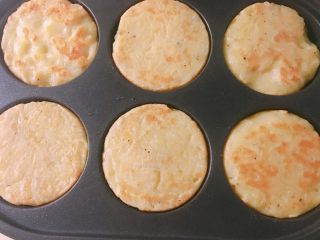 5、小魔土豆饼,烤至两面金黄即可。