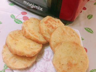 6、小魔土豆饼,浓香四溢的土豆饼完成了。