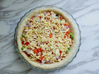 11、独家秘方披萨,再撒上一层芝士。